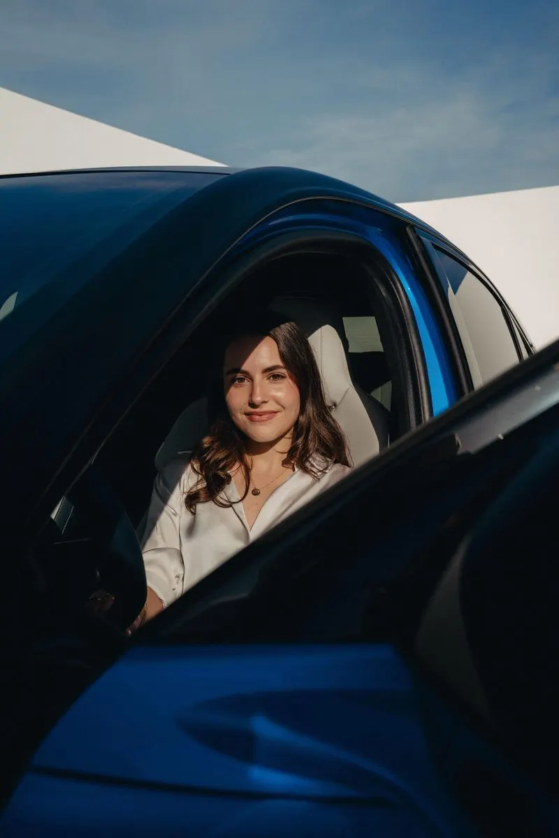 Kalina Benhamou au volant d'une voiture bleue