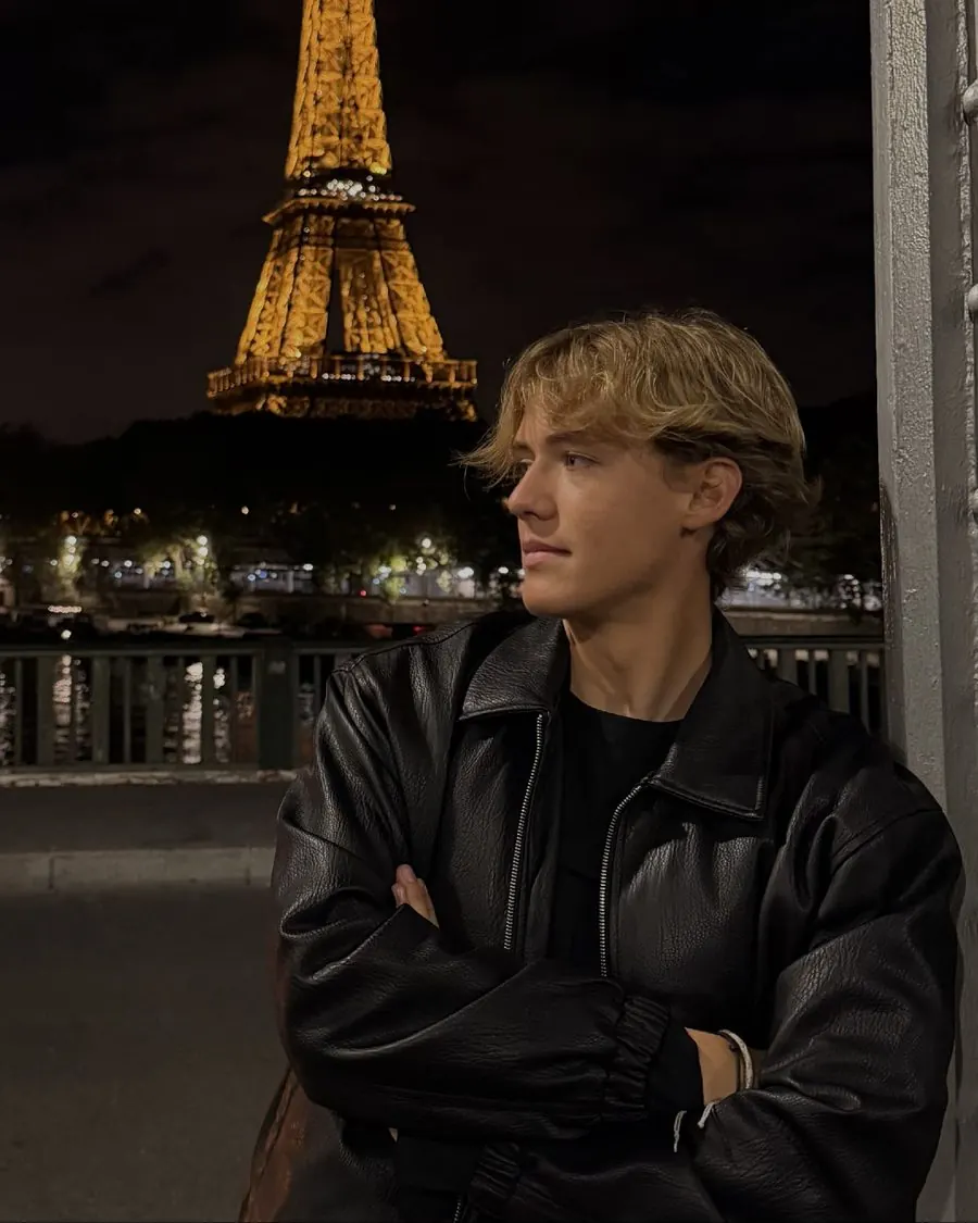 Léo-Paul devant la Tour Eiffel de nuit