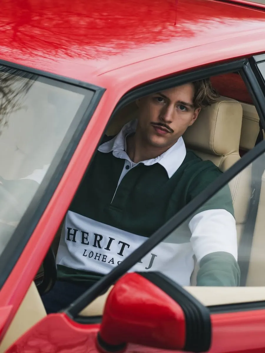 Léo Thuillier au volant d'une voiture de collection rouge