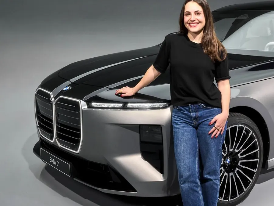Kalina Benhamou devant la BMW Série 7