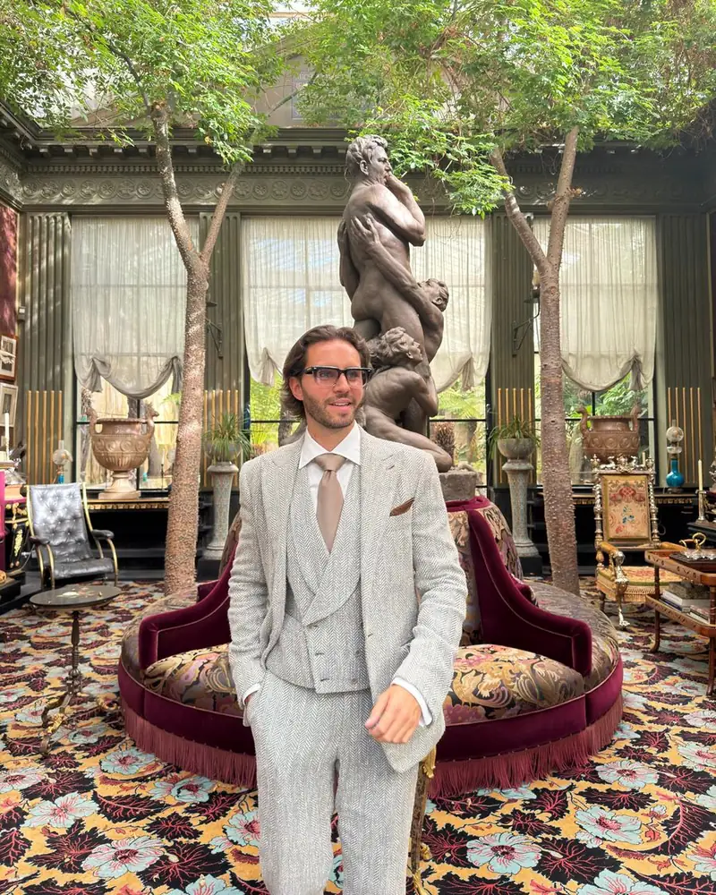 Zacharie Maille en costume dans un intérieur d'exception